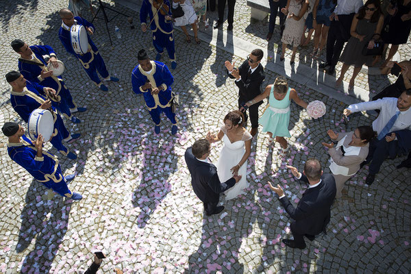 mariage vin d'honneur les invités et les mariés cocktail Annecy