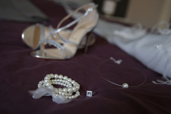 mariage pendant les préparatifs de la mariée, les chaussures et accessoires de la mariée
