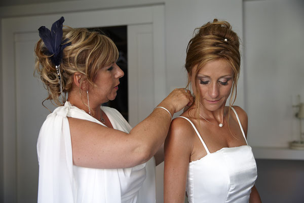 mariage moment intime avec la maman pendant les préparatifs de la mariée