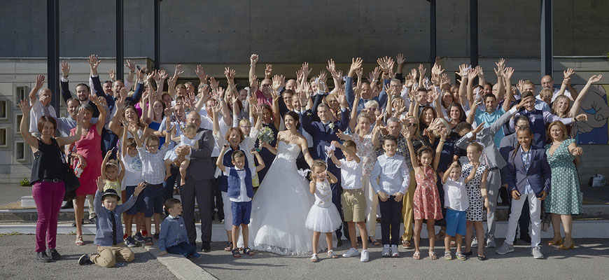 Mariage photo de groupe les mariés et leurs familles et invités