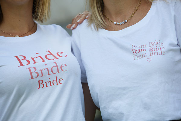 EVJF la future mariée et sa témoin qui posent avec leur T-shirt Bride à la Clusaz