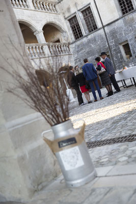 mariage vin d'honneur les invités lors du cocktail château de Clermont 74