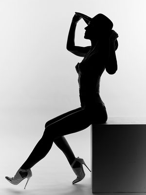 portrait studio bouloir féminin en lingerie silhouette sur fond blanc