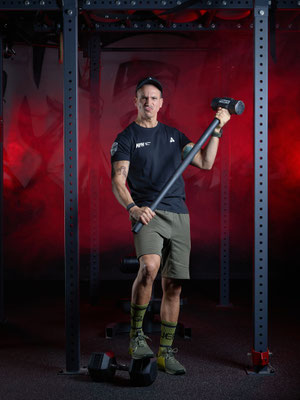 portrait corporate masculin coach sportif dans son environnement de travail