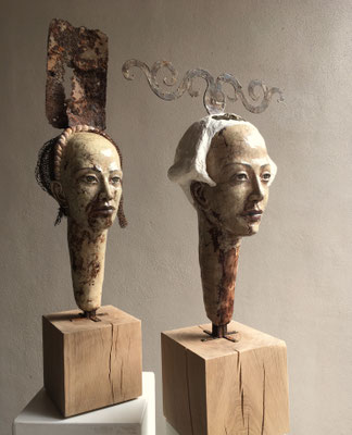 Les jeunes filles avec des capuchons, 96 x 24 x 28 cm / 79 x 43 x 26 cm