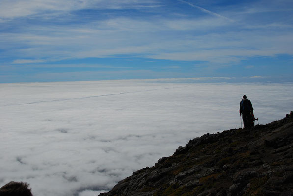 Azores 12.10.2015 - Pico: Shadow of a condensation trail on the clouds.