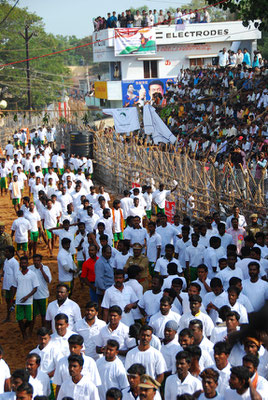 Jallikattu @ Alanganallur 17.01.2012: Marching in of the brave fighters.