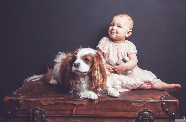 Séance photo bébé avec chien, photographe bébé Toulouse, portrait bébé 1 an