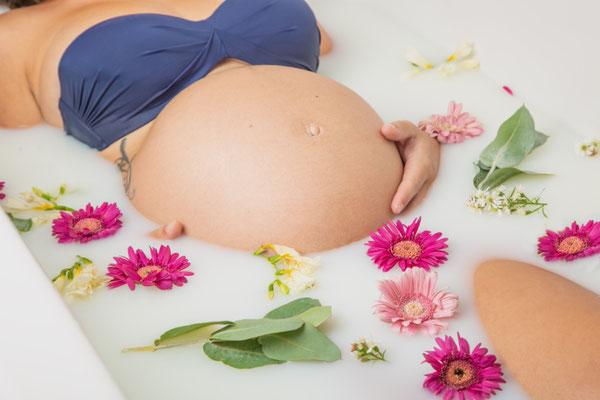 seance photo grossesse dans baignoire