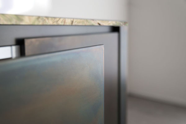 Detailaufnahme von verschiedenen Küchenoberflächen und Materialien