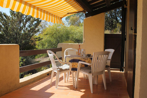 Großzügige Terrasse mit Terrassenmöbeln