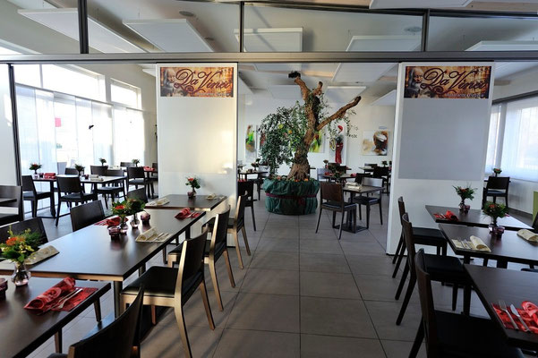 Innenbereich mit Tischen im Ristorante Pizzeria Da Vinci