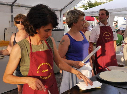Crepes gehören zu einem französischen Stand.