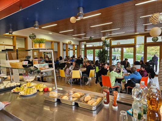 Mittagessen in der Cafeteria