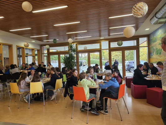 Mittagessen in der Cafeteria