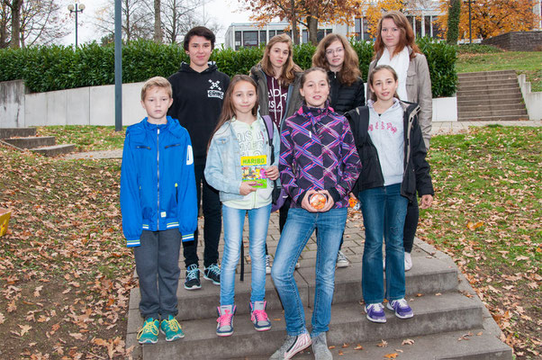 Vor der Abfahrt werden die einzelnen Gruppen mit Preisen bedacht. 