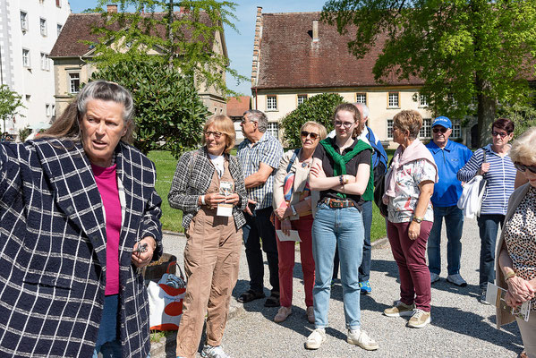 Erklärungen auf dem Weg zum Schloss