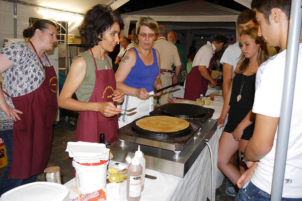 Auch vor Mitternacht wird für Crepes noch gewartet. 