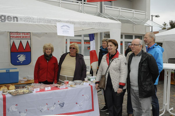 Die deutsch-französische Mannschaft am Stand. 