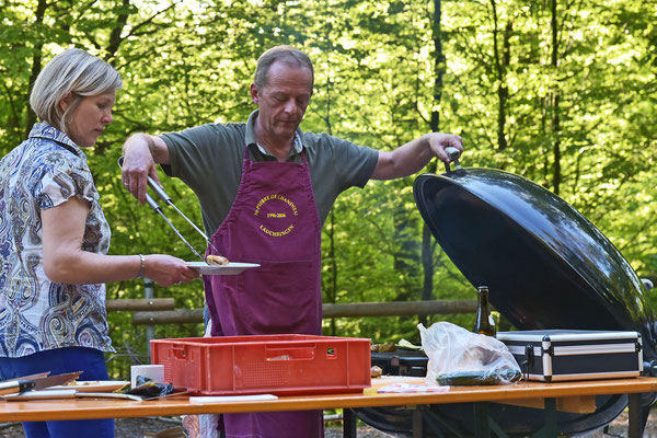 Andreas Ulrich, sorgt am Abend als Grillmeister für das Wohl der Gäste. 