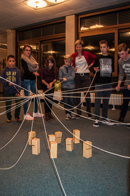 Gemeinsame Spiele zum Kennenlernen in den Räumen der Schule.