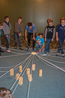 Gemeinsame Spiele zum Kennenlernen in den Räumen der Schule.