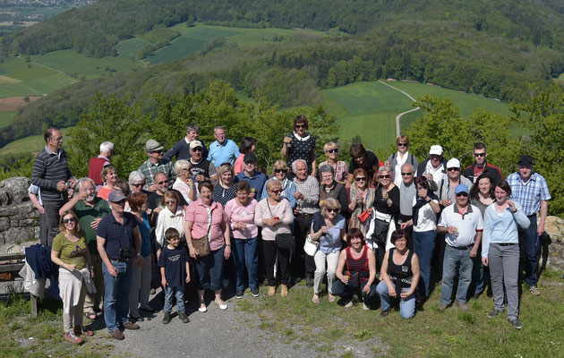 Abschiedsfoto auf der Küssaburg mit Gästen und GAstgebern