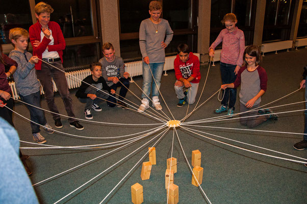 Gemeinsame Spiele zum Kennenlernen in den Räumen der Schule.