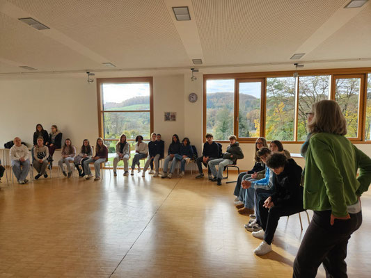 Kennenlernspiele im Bewegungsraum der Schule am Hochrhein