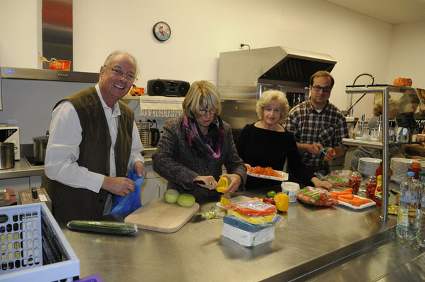 Eine Gruppe bereitet das Abendessen zu. 