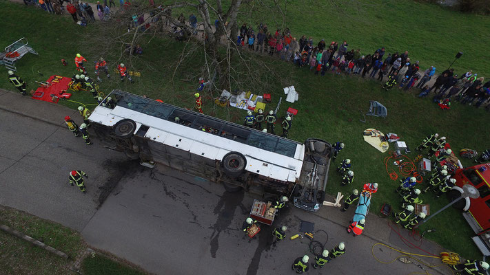 Angenommener Unfall: Ein Schülerbus ist umgestürzt