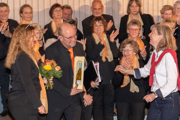 Barbara von Schnurbein bedankt sich bei Eckhard Kopetzki