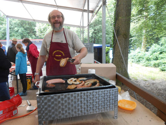 Horst Studte als Grillmeister sorgt für das leibliche Wohl der Gäste und Teilnehmer