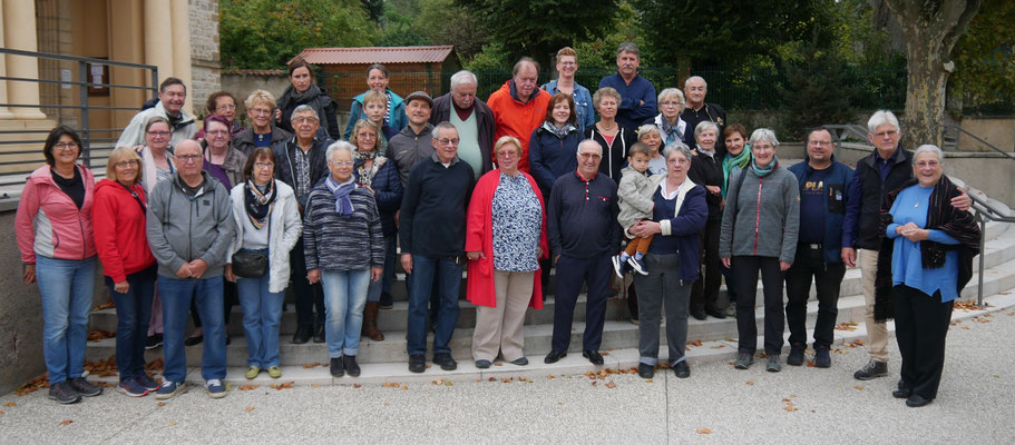 Gruppenbild vor der Kirche; Foto: Dietmund Schwarz 