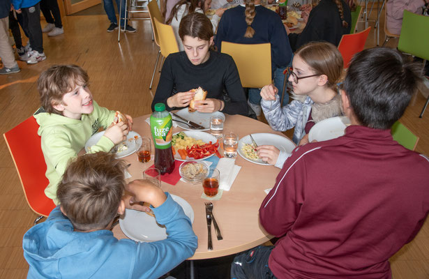 Mittagessen in der Cafeteria