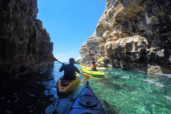 Wir werden uns auch mit dem Kajak auf den Weg machen. In Pula und Umgebung kann man sehr gut mit dem Kajak unterwegs sein. (Foto von istra.hr/de)