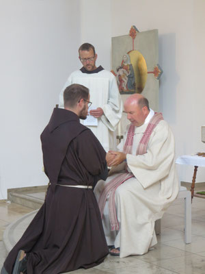 Br.Johannes-Maria Pfister erneuert seine einfache Profess.