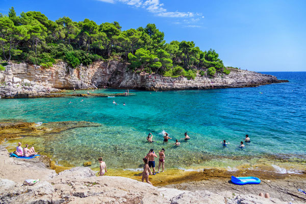 Es gibt in Pula verschiedene sehr schöne Strände über Kiesel, Felsen und wenig Sand. (Foto von cdn.kroati.de)