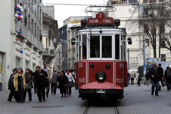 Alte Straßenbahn auf der Istiklal Caddesi (Stadtteil Beyoglu)