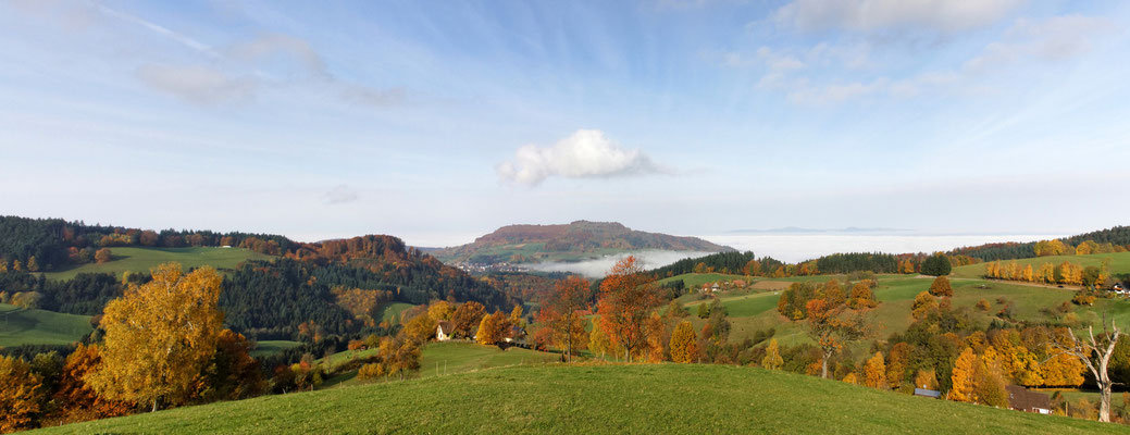 Blick auf den Schönberg im Herbst (Hexental bei Freiburg)