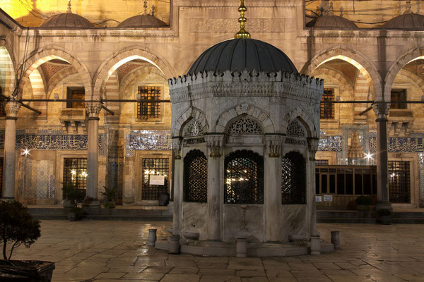 Im Innenhof der Neuen Moschee (Yeni Camii)