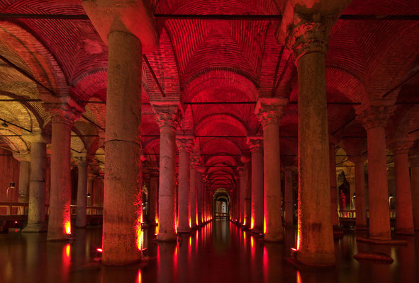 Im Inneren der Basilika-Zisterne (Yerebatan Sarayi)