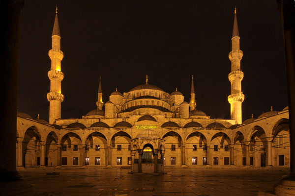 Innenhof der Blauen Moschee (Sultanahmet Camii) bei Nacht