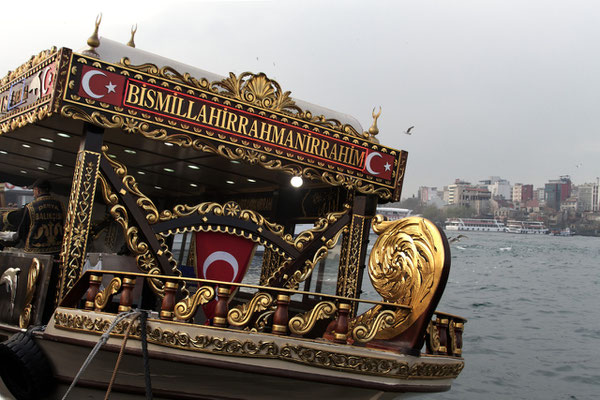 Restaurantschiff vor Eminönü