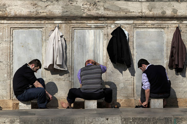Männer beim Fußwaschen vor dem Freitagsgebet