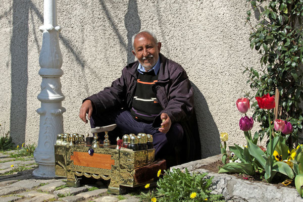 Schuhputzer mit seinem Stand