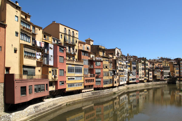 Stadtansicht von Girona entlang des Riu Onyar