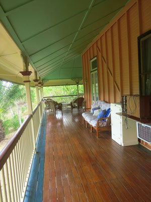 Queesländer (die Häuser hier) haben viel Veranda - Queenslanders are very airy and have a lot of veranda