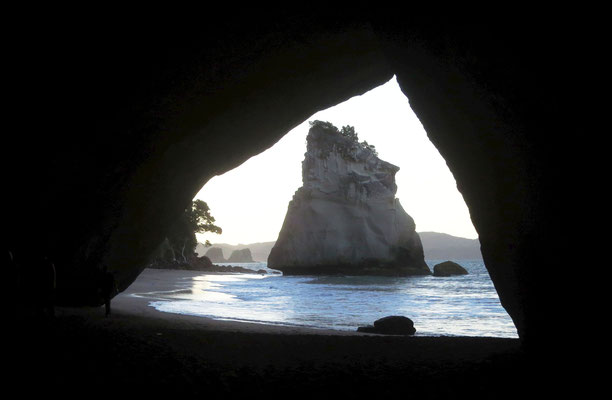 view from inside Cathedral Cove  -  Aussicht aus Cathedral Cove
