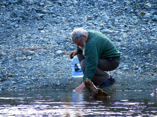 Kev beim Wasser holen  -  Kev filling up our water bottles